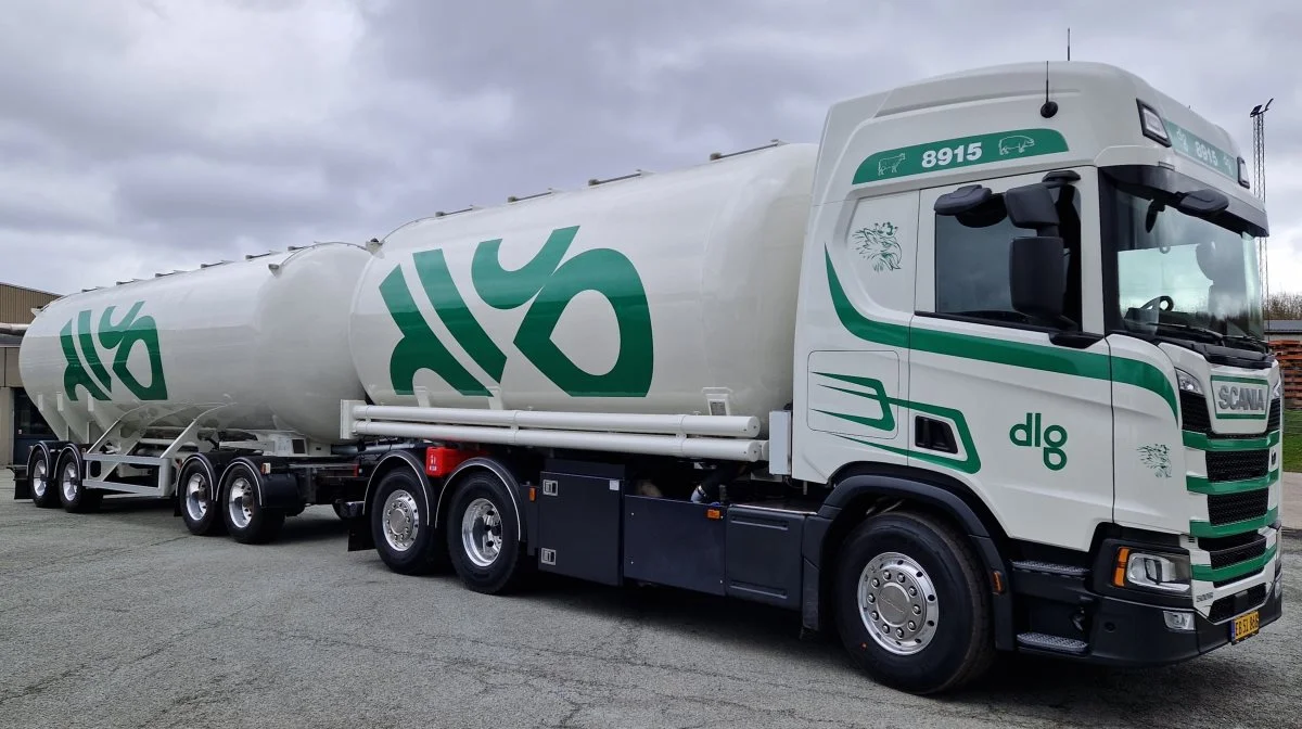 Det er ikke til at se det, hvis man ikke lige ved det: Lastbilen fremstår som ny, men det er nu tredje gang, at tank og anhænger er flyttet over på et nyt chassis og renoveret, så det fremstår som nyt. Foto: DLG
