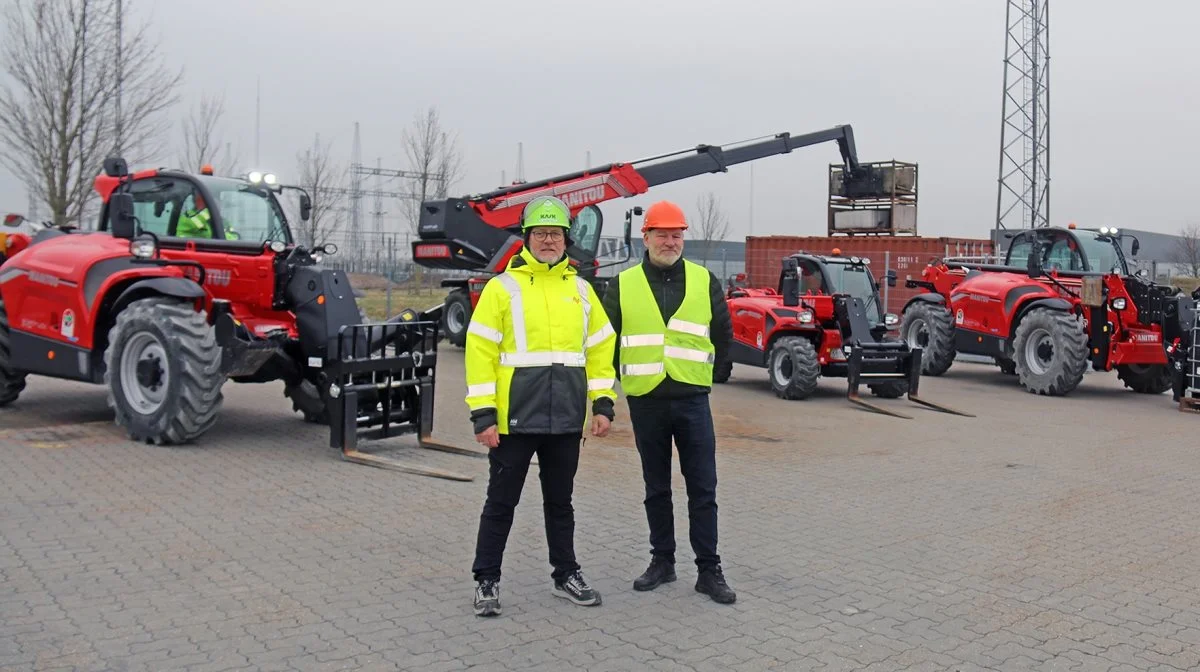 Scantrucks distriktschef Otto Madsen (th) i snak med Amu-faglærer Allan Højmark om de fire nye Manitou-teleskoplæssere. Foto: Amu-Fyn