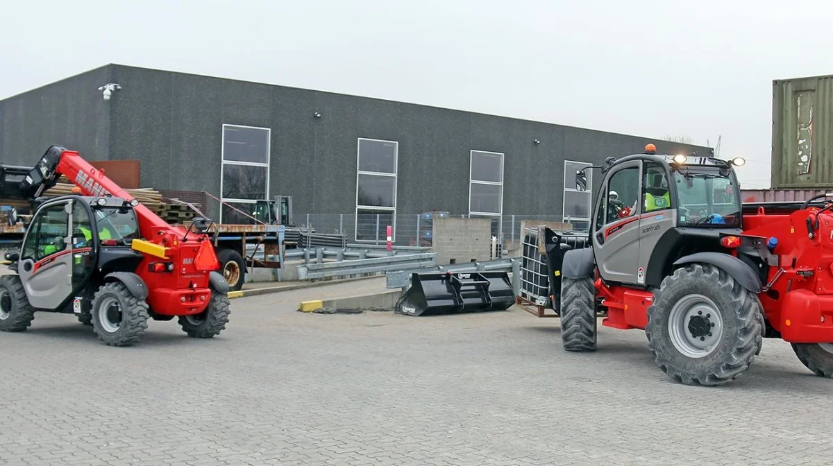 Den mindste af de fire nye teleskoplæssere, Manitou MT625, og den største i standardprogrammet, MT1840, er i fuld sving hos Amu-Fyn med kursister i kabinerne. Foto: Amu-Fyn