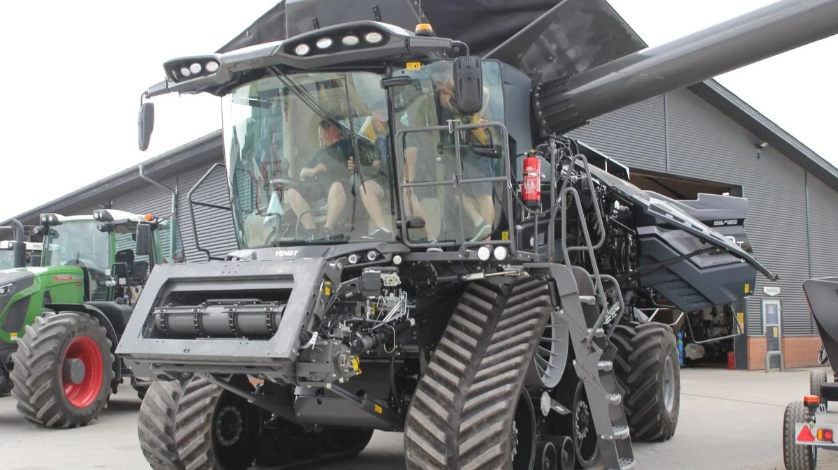 Fendt-maskinerne var kørt i stilling, da Karl Mertz holdt maskinmesse i Sorø. Foto: Jesper Hallgren