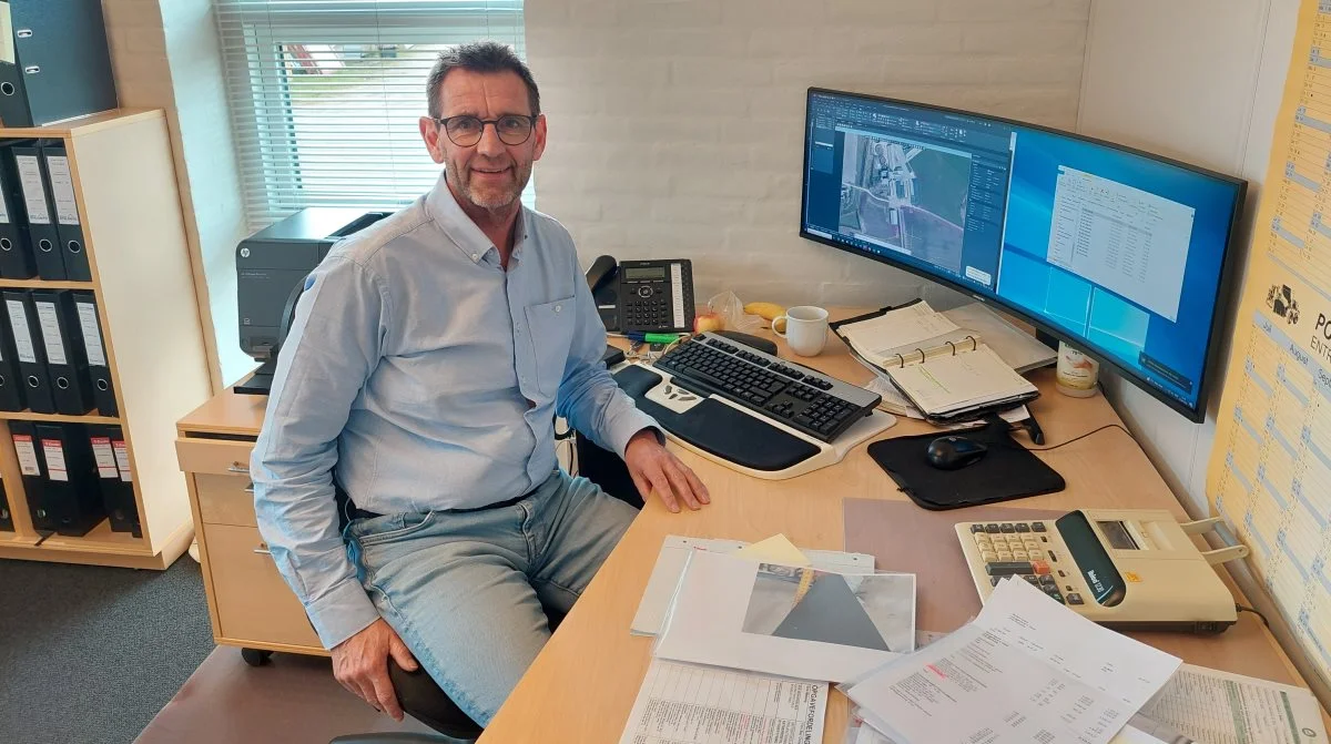 Finn Bay Christensen har opgaver på kontoret, hvor især mange landbrugsbyggeri-projekter indenfor kvægbruget er i gang. Foto: John Ankersen