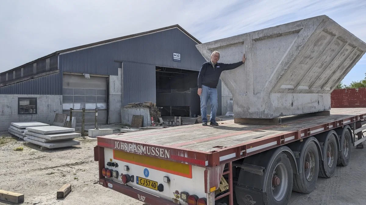 Der er travlhed hos HC Betonelementer A/S ved Næstved. Fabrikant Lars Ingemann viser her en korngrav, som er på vej til et landbrug på Falster. Fotos: Erik Hansen