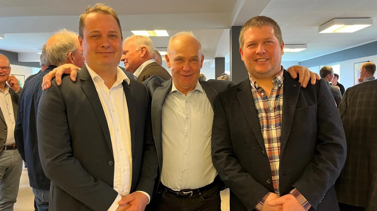 John Nielsen driver Skovsminde I/S sammen med hustruen Britta Nielsen og parrets to sønner, Michael (tv) og Kenneth, som han her ses med til afskedsreceptionen. Foto: Jesper Hallgren