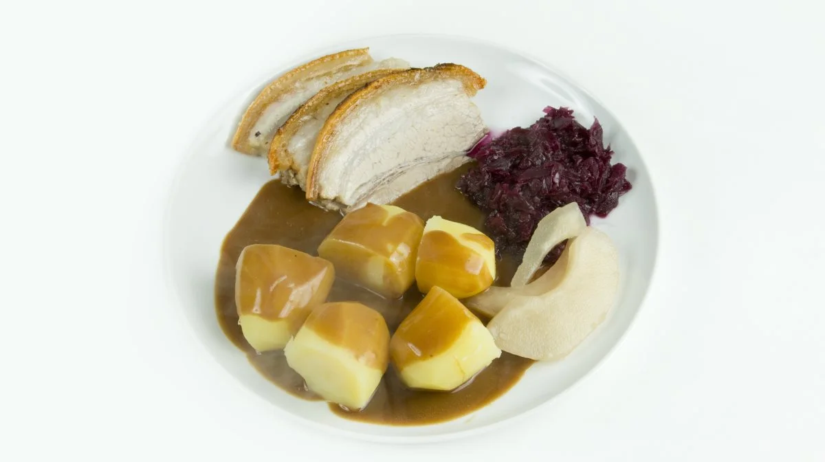 Kartofler og brun sovs en er en uvurderlig del af det traditionelle danske køkken. Her sammen med flæskesteg og rødkål. Foto: Colourbox