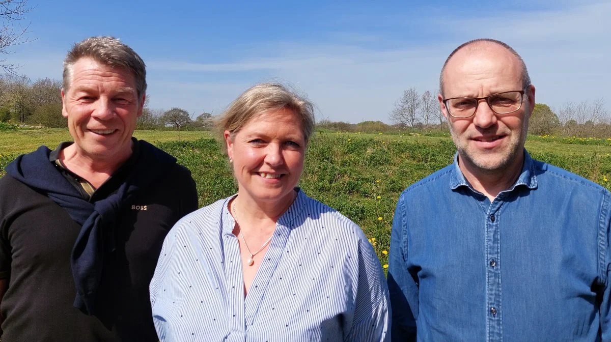 Kundeansvarlig Troels Melvang (tv), planterådgiver Lenette Broksø Iversen og afdelingschef, natur og planter Ejler Petersen (th) er blandt de ansvarlige for MarkTræf i forsøgsmarken i Nr. Søby den 6. juni. 