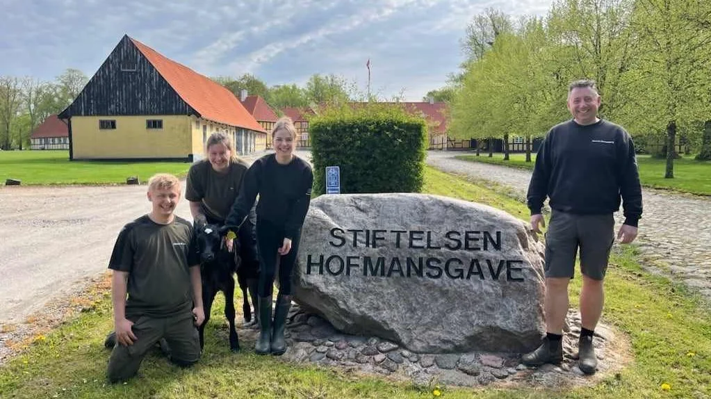 Kalv nummer 10.000 på Hofmansgave i selskab med Mikkel, Iza og Diana, der alle er ansatte på Hofmansgave samt godsinspektør Dennis Stentebjerg (th). Privatfotos
