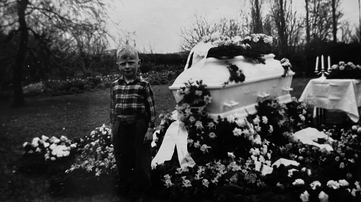 5-årige Hans Jacob foran sin bedstefar Jakob Petersens kiste. Der var allerede på dette tidspunkt en bastant forventning i familien om, at han, med tiden, skulle drive gården videre. Under billedet står skrevet ”En lille ny Jakob Petersen”. Privatfoto.