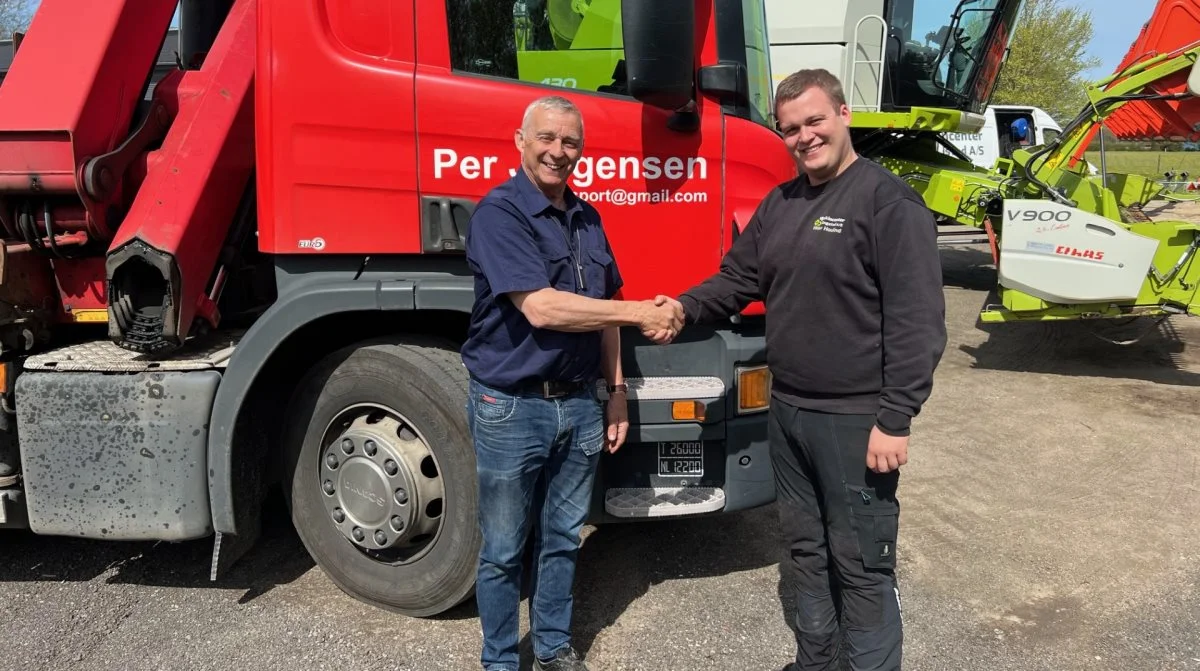 Per Jørgensen (tv) har solgt sin forretning, Per Jørgensen Maskintransport, til Viktor Houlind fra Maskincenter Ringsted. Den handel er begge parter glade for.