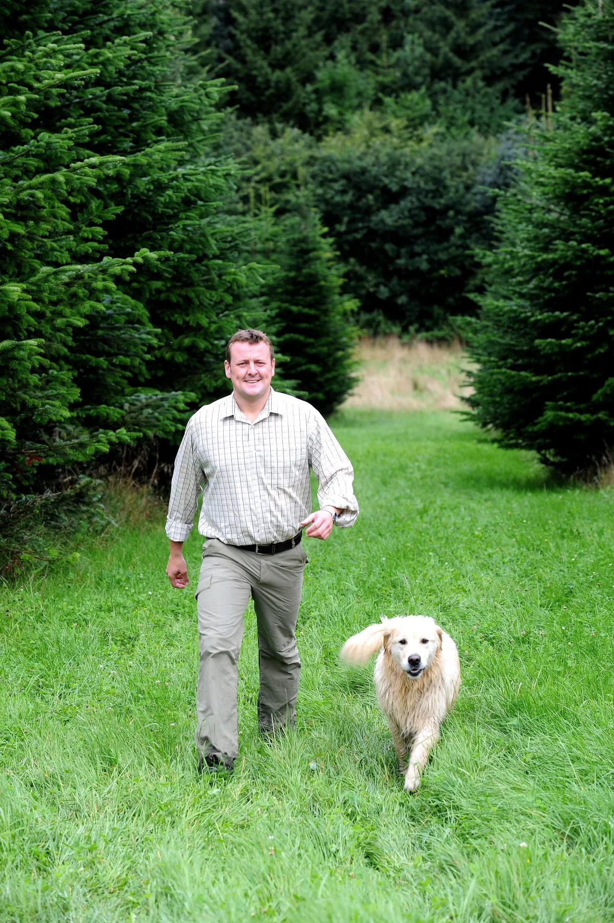 Måske møder man andre, når man lufter sin hund, der har samme passion, og der kan opstå venskaber. Arkivfoto