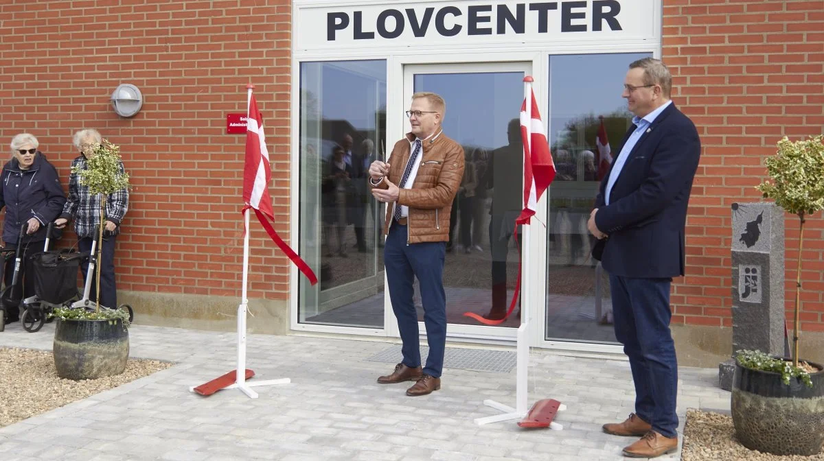 Borgmester Hans Ejner Bertelsen klippede snoren til det nye plovcenter torsdag, og i dag sluttes den tre dage lange fejring med aftenfest. . Fotos: Tenna Bang