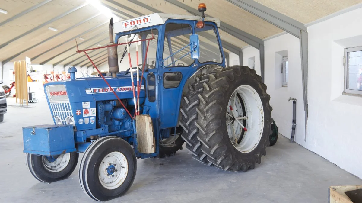 Lidt historie bærer de nyrenoverede bygninger også. Blandt andet Jens Iversens Ford-traktor, som han har brugt til konkurrencepløjning.