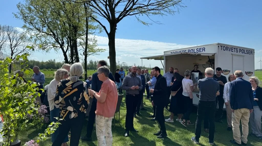 Høj sol og pølsevogn i haven. Der blev hygget, snakket, spist og drukket, da Nybolig Landbrug Tønder forleden kunne holde reception for at markere generationsskiftet i virksomheden. Foto: Betina D. Jørgensen
