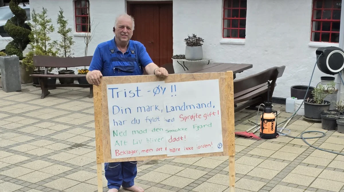 Arne Mathiesen viser et skilt, som en Odder-borger havde sat op i en mark, som maskinstationen netop havde sprøjtet med glyphosat. - Vi føler i stigende grad, at vi ligger meget bynært og folk ikke forstår, hvad vi laver.