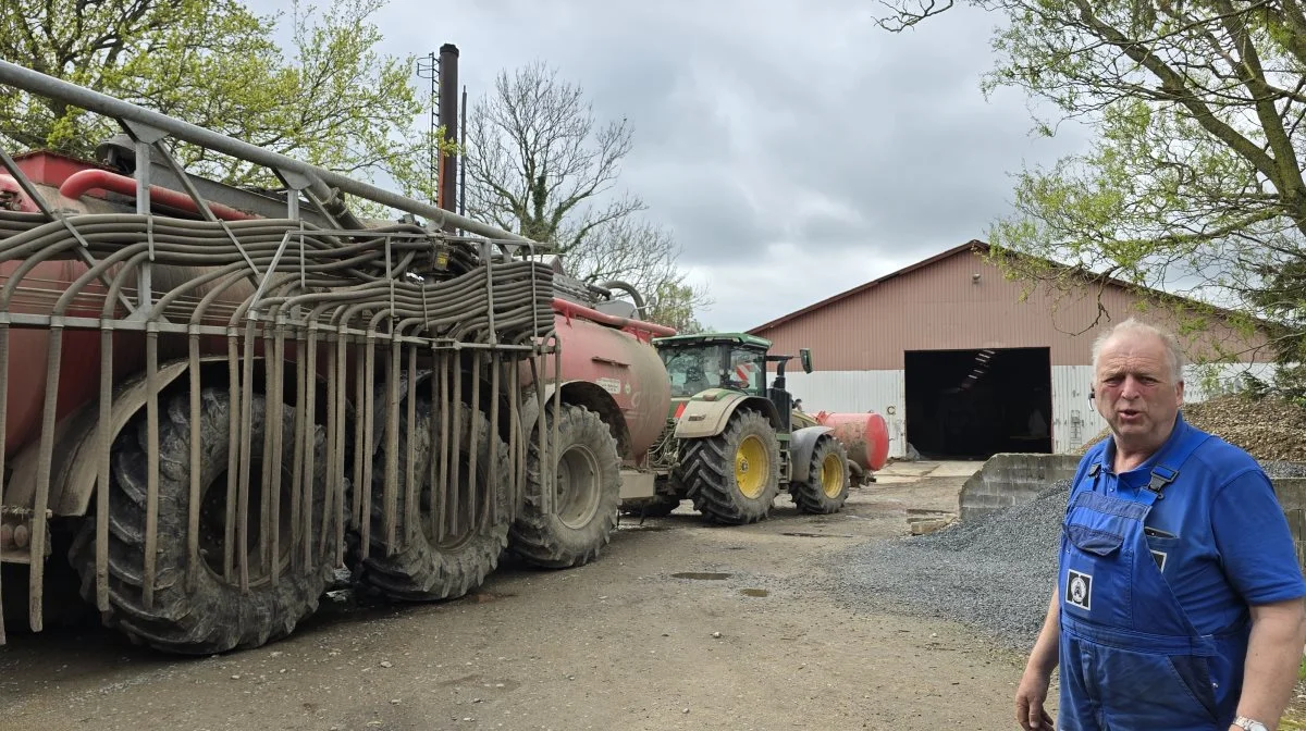 - Gyllevognene kan laste op til 23 tons, så den samlede vægt af en fuld gyllevogn nærmer sig 45 tons, fortæller Arne Mathiesen.