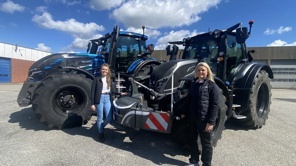 På Agco Innovation Center i Randers har de netop modtaget to nye Valtra-traktorer, der skal medvirke i tests og markforsøg. Janni Lysgaard (th), der er marketing specialist i Valtra, står her sammen med Sophie Rothaus Hvitved Madsen, der er agronom i FUSE-teamet. Pressefotos