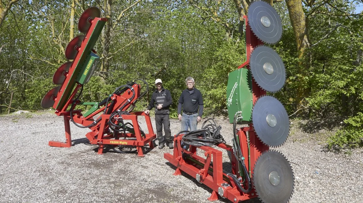 Kenneth og Henning Elkær med deres nye Heken hegnsave med arbejdsbredde på 2,80 meter, henholdsvis i en udgave til frontlæsser eller teleskoplæsser forrest og en udgave, som både kan monteres foran og bag på traktoren. Fotos: Erik Hansen