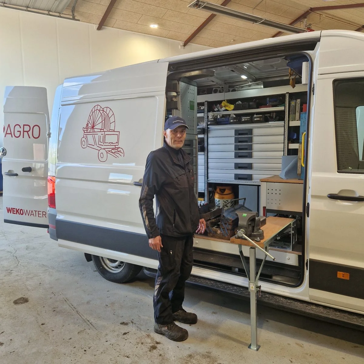 Jørgen Hauge, der er servicetekniker ved WekoAgro Machinery, forklarer, at man skal huske at tjekke sliddele efter på vandingsmaskinen, inden man kører den ud på marken i sæsonen. Foto: WekoAgro Machinery