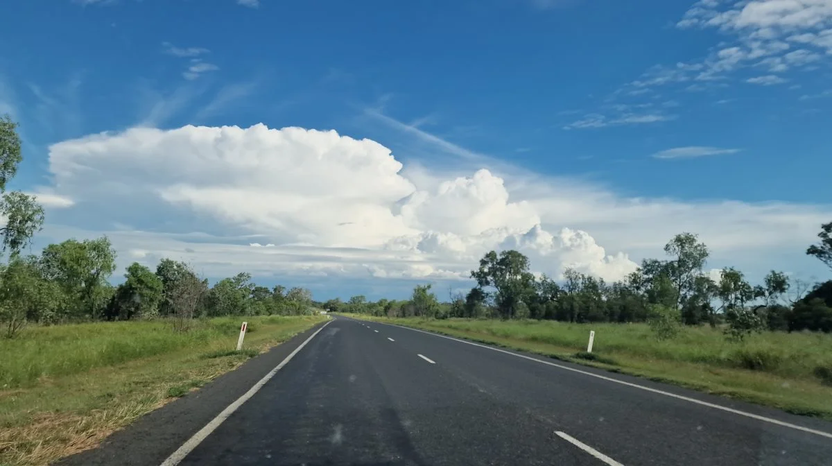 Langt de største områder i Queensland er endeløse grønne græsområder - bortset fra pludselige områder med kraftig kulminedrift.