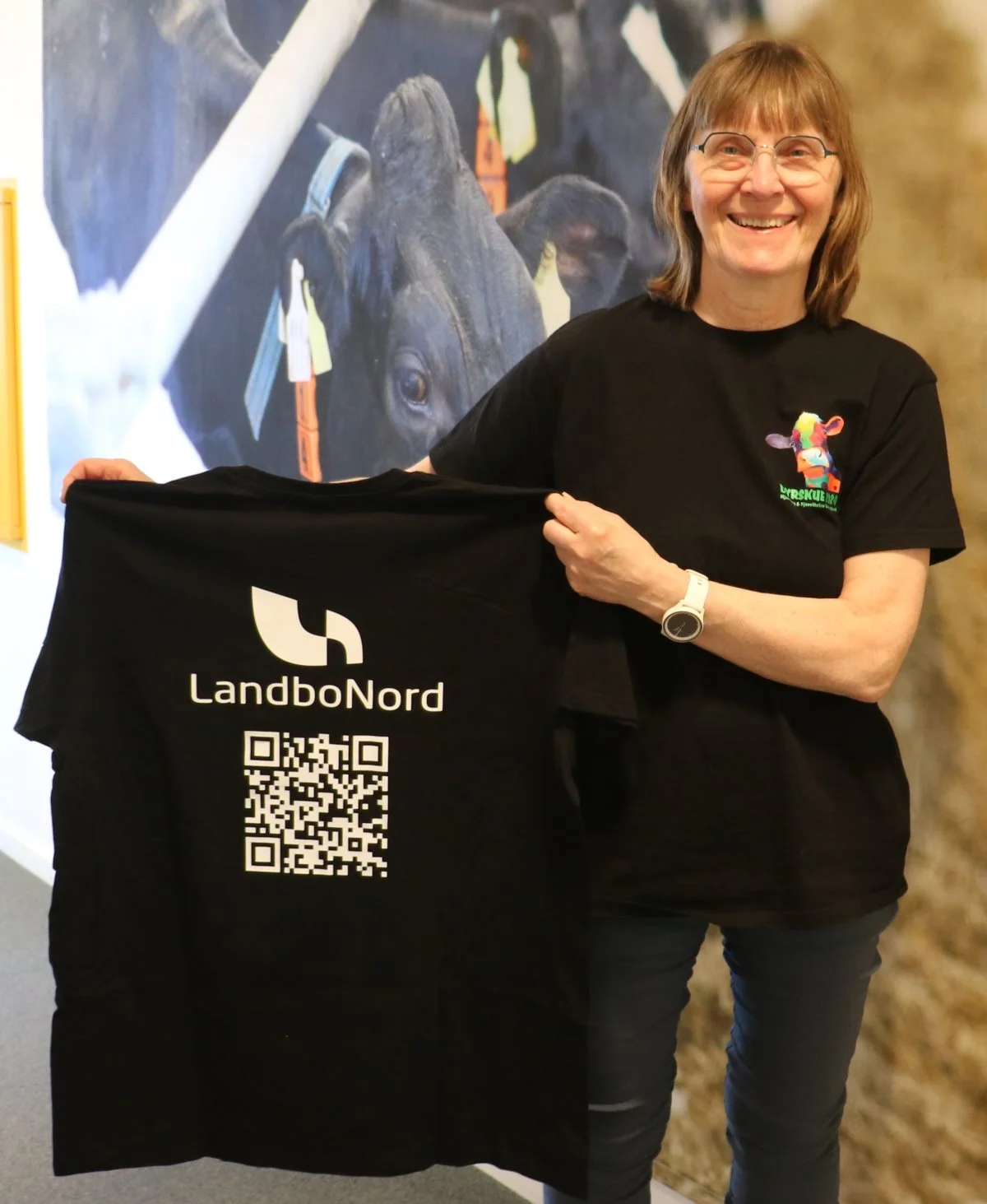 Dyrskuekoordinator Karin Møller Larsen viser her, hvordan årets dyrskue-T-shirt ser ud. Pressefoto