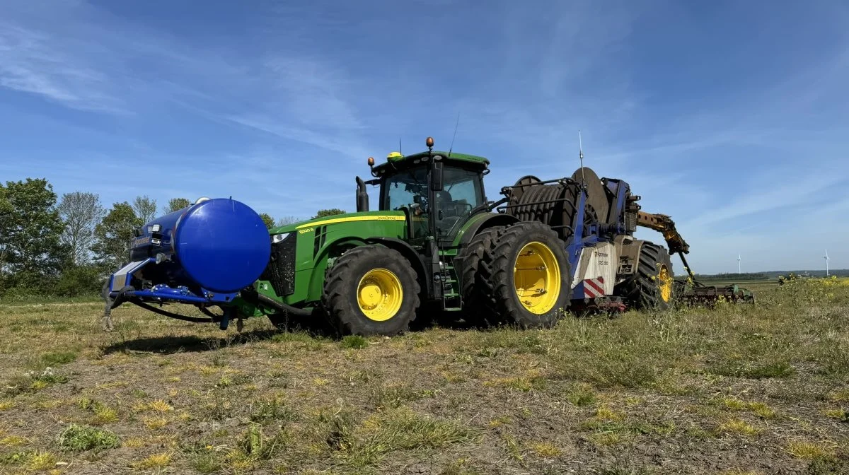 Med plads til tre kubikmeter i fronttanken er der tid til at vende i forageren, mens pumpen fastholder konstant tryk i slangerne. Det sikrer et konstant flow og dermed en nøjagtig dosering. Fotos: Kasper Stougård 