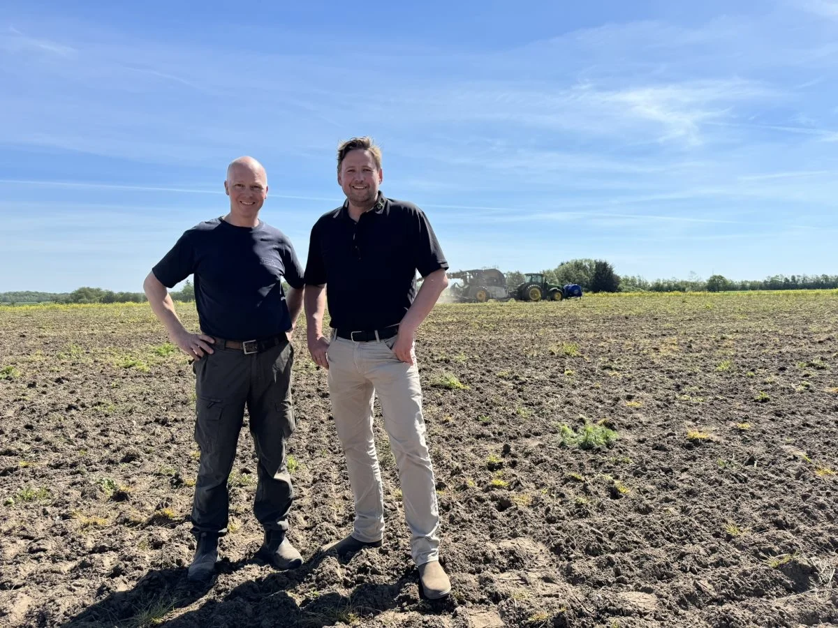 Michael Bundgaard, som ejer Klitgaard Agro (til venstre), og Niels Nicolai Andersen, adm. direktør i Agrometer, bød interesserde velkomne i marken, da Klitgaards bugserede Agrometer SRS 1200 var i gang med nedfældning af gylle. 