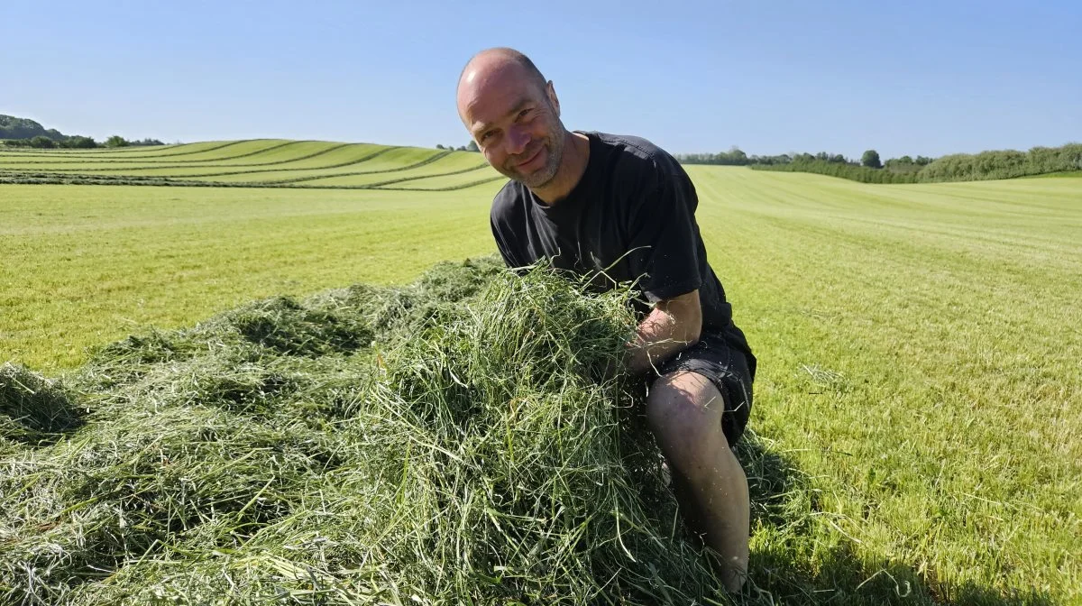 André Katers er godt tilfreds med sit første slæt græs. Fotos: Christian Carus