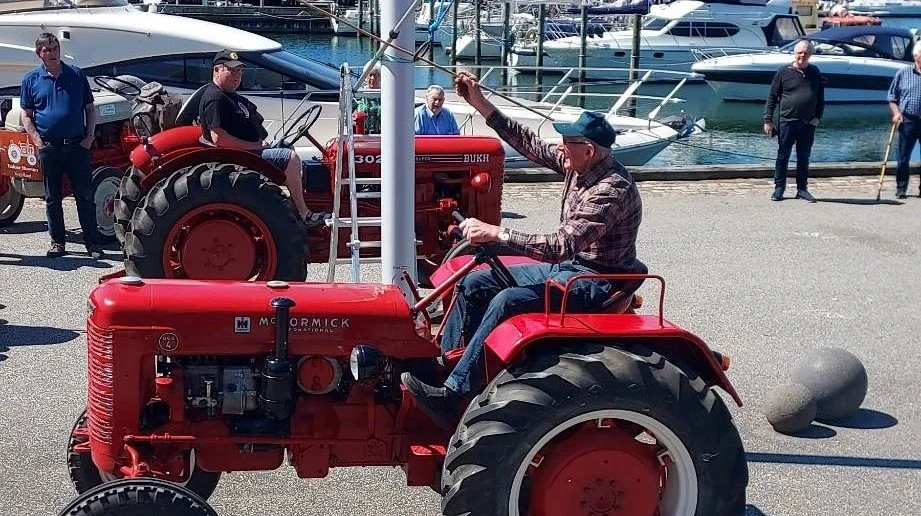 Den sidste fredag i maj dyster stolte landmænd i ringridning på ryggen af en veterantraktor. Foto: Fjordland