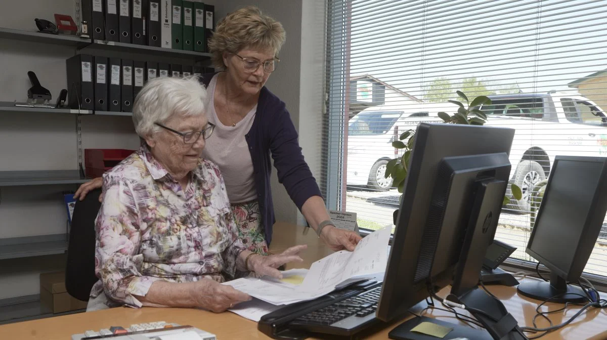 Else Kristiansen, der i 1962 grundlagde Heden Maskinforretning sammen med sin husbond Kai Kristiansen, er som 91-årig stadig aktiv i familievirksomheden. Stående datteren Lone Munk Nielsen, der er medejer og ligeledes arbejder på kontoret.