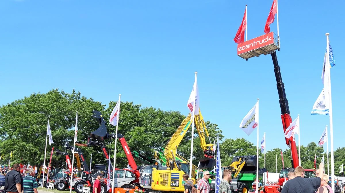 En 26 meter høj rotationsteleskoplæsser kommer igen til at fungere som flagstang hos Scantruck til Det Fynske Dyrskue. Så er det nemt for besøgende at finde standen. Foto: Scantruck