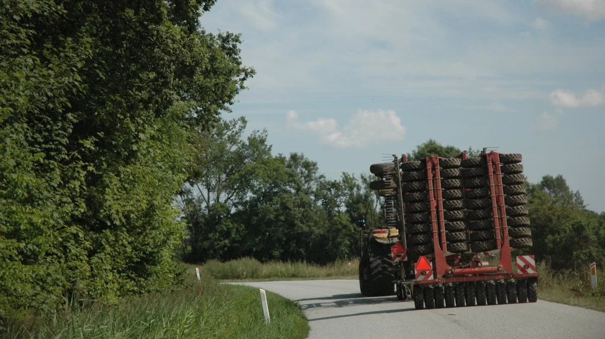 Et landbrugskøretøj på vejen øger risikoen for ulykker i trafikken. Arkivfoto