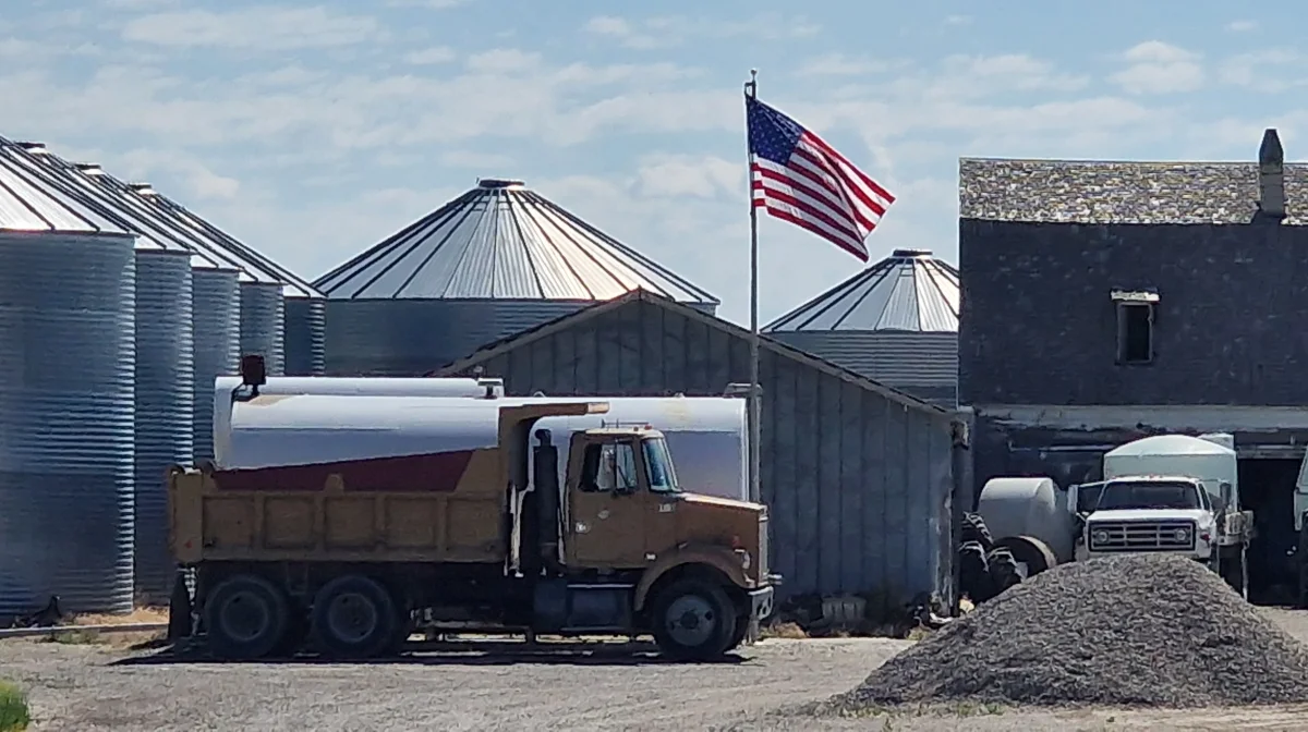 Flaget er altid hejst på mange amerikanske landbrug for at vise den patriotiske vilje. Den kan der blive brug for i den kommende tid, hvor økonomien ser knap så lys ud for de amerikanske landmænd.