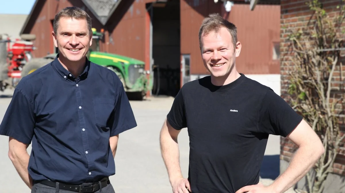 Kurt Skovsted, indehaver af konsulentvirksomheden Skovsted Agro (tv) og controller Anders Refslund, Sandager Skovgaard ved Kværndrup er enige om, at langt flere landbrug end i dag, vil have glæde af at ansætte en controller. Fotos: Henriette Lemvig