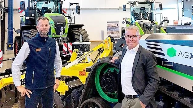 - Vi tager ansvar for, at kunden virkelig får værdi af sin maskine. Med vores investering i Danish Agro Academy forpligter vi os endnu mere til at skabe vedvarende værdi for vores kunder gennem vores innovative brugerkurser, som styrker deres kompetencer til at få det optimale ud af deres maskininvesteringer, siger Michael Husfeldt (th), administrerende direktør i Danish Agro Maskiner, der her ses sammen med Arne Spejlborg, Head of Service i Danish Agro Maskiner. Fotos: Danish Agro Machinery