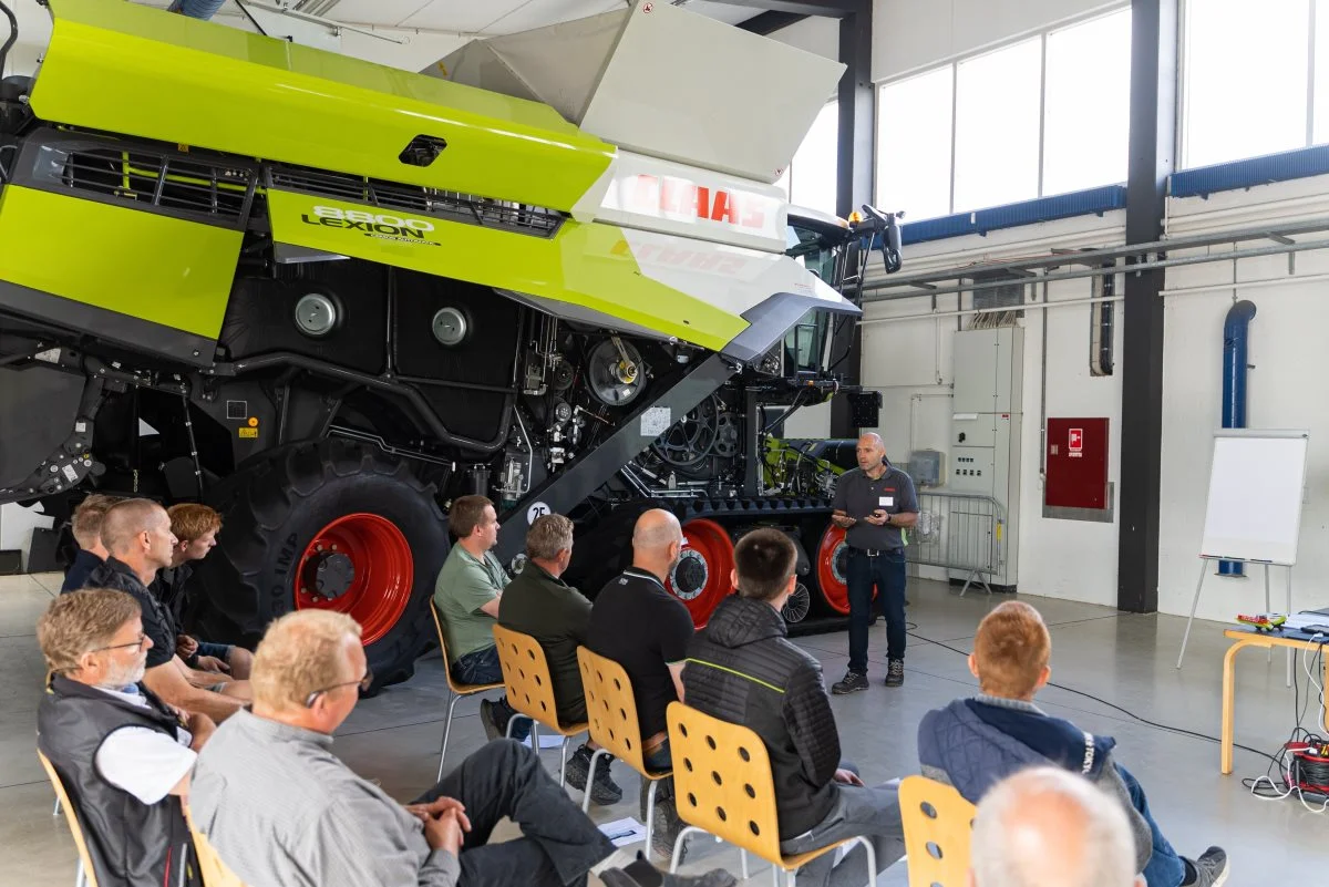 Når man køber en ny Claas-maskine, får kunderne og deres medarbejdere en invitation til et brugerkursus det år, de investerer i en ny maskine. Året efter bliver de inviteret tilbage for at vende, hvilke erfaringer de har gjort sig med maskinen.