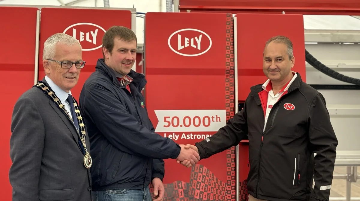 For nyligt blev det markeret, at Lely har leveret malkerobot nr. 50.000. Den glade ejer er nordirske mælkeproducent David Gargill , som her ses flankeret af John Henning, præsident for Royal Ulster Agricultural Society, og Jim Irwin, der er Lelys lokale repræsentant. Foto: Lely