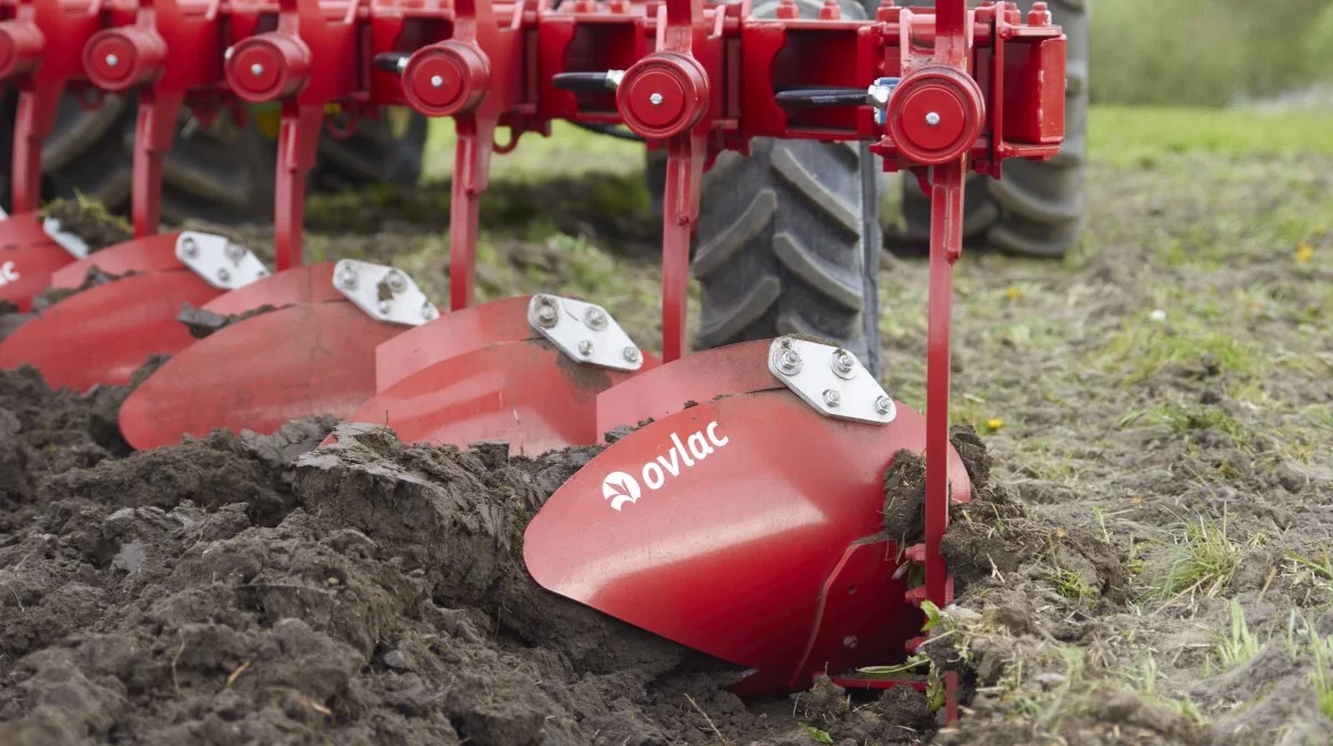 - Det er en kæmpe succes, specielt i foråret, hvor jeg kun pløjer i 15-16 centimeter. Jeg kan se, at plantematerialet, og den gylle jeg pløjer ned, bliver omsat hurtigere, forklarer pløjeeksperten.