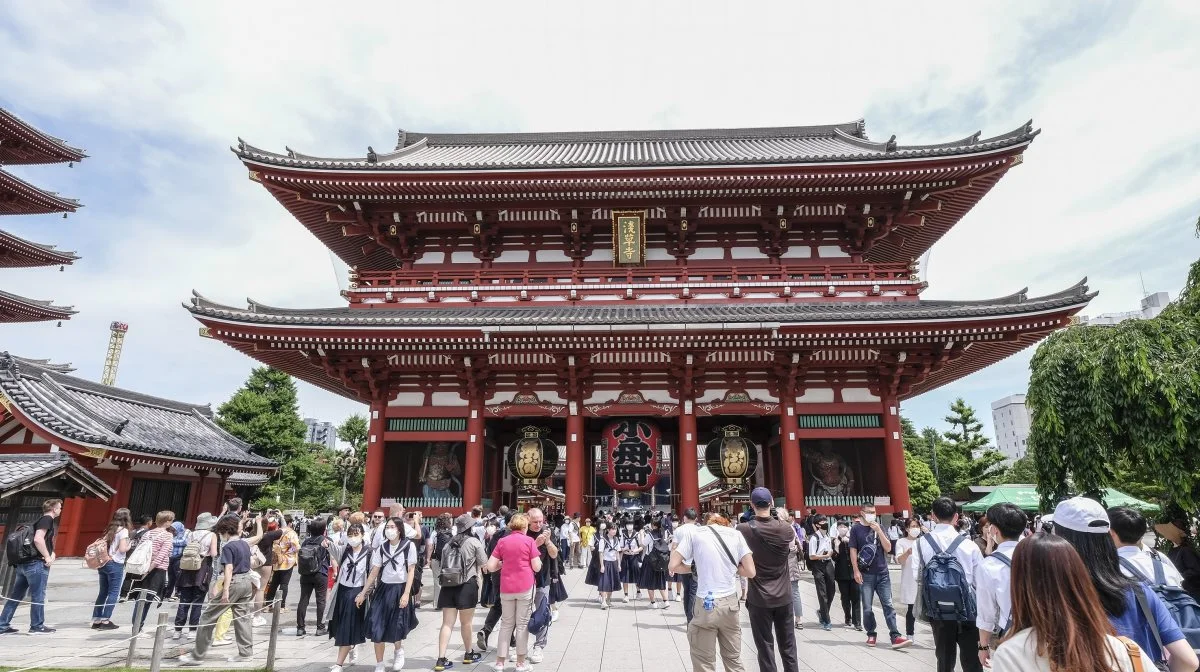 På studieturen møder vi både det traditionelle Japan som her i Tokyo og det meget moderne, højteknologiske Japan lige ved siden af.