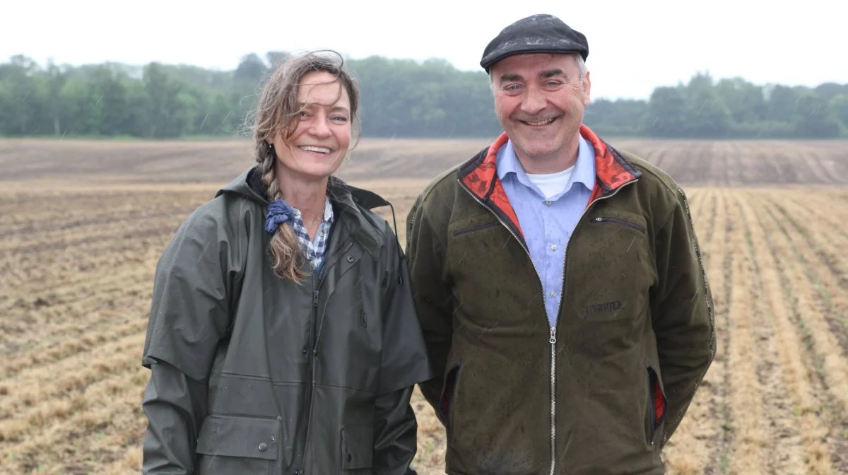 Faglig ekspert Annette Vibeke Vestergaard og formand for Foreningen for Reduceret jordbearbejdning i DanmarK (FRDK) Henrik Terp glæder sig begge til at fejre foreningens 25-års jubilæum. Foto: Henriette Lemvig