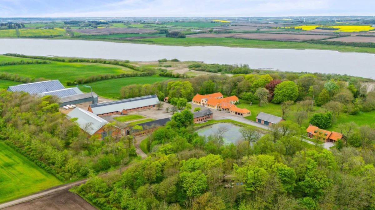 Tandrup Hovedgaard har 344,3 hektar jord op mod den nærliggende Ovesø, der kan ses øverst i billedet. Fotos: Nybolig Landbrug Berg Risager