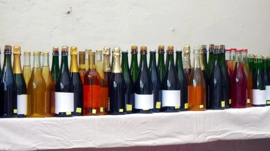 Fra sidste års ciderkonkurrence, hvor interessen for deltagelse var overvældende stor. Arrangørerne har af samme grund flyttet årets konkurrence til større forhold i Assens Trælade. Foto: Klaus Ankerstjerne Eriksen