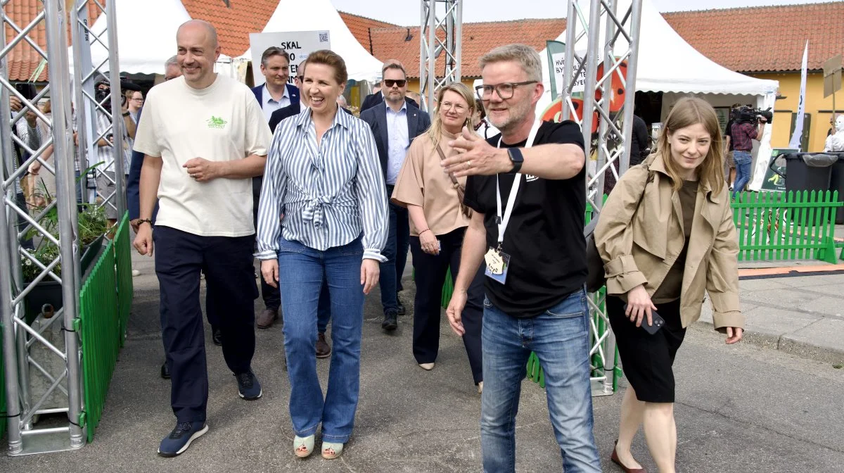Naturmødechef Leif Lund Jacobsen viser blandt andre statsminister Mette Frederiksen (A) og miljøminister Magnus Heunicke (A) rundt i det solbeskinnede Hirtshals. Pressefoto