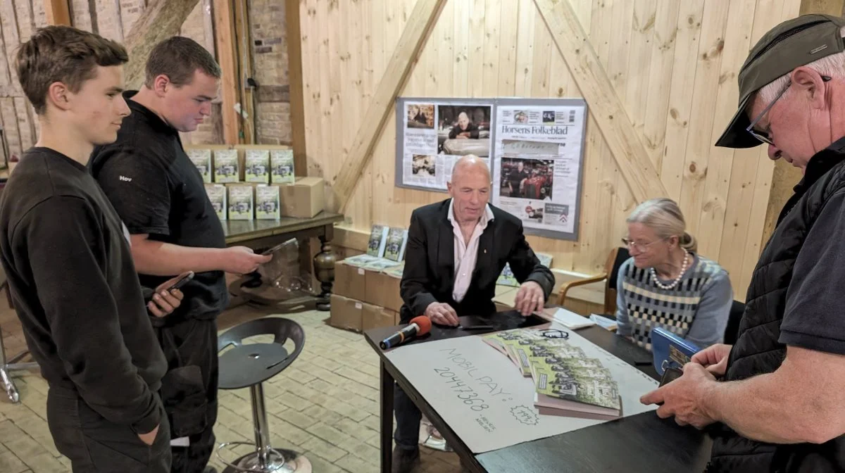 Ved Ferguson-dagene signerede og solgte Henrik Nielsen mange eksemplarer af bogen om sit liv med en skabertrang, som blandt andet førte til verdens største samling af Ferguson traktorer og redskaber. Fotos: Erik Hansen 