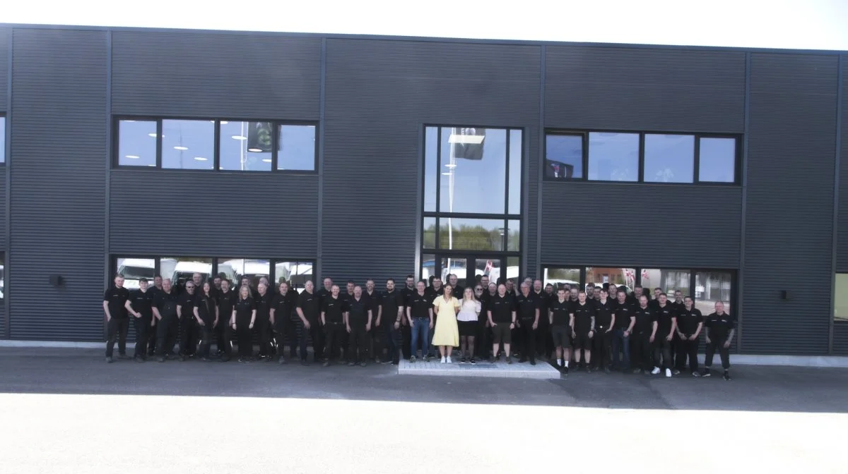 De 60 medarbejdere hos TA-Group – herunder CFP - her fotograferet foran den nyrenoverede bygning.