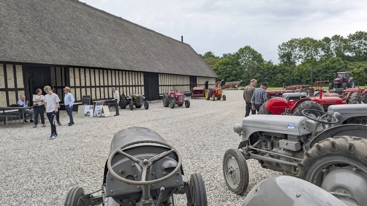 Foran landets største bindingsværkslade, som Henrik Nielsen fik genopført efter en storm i 2013, var mange af traktorerne på Danmarks Ferguson Museum opstillet ved Ferguson Dage 2024.