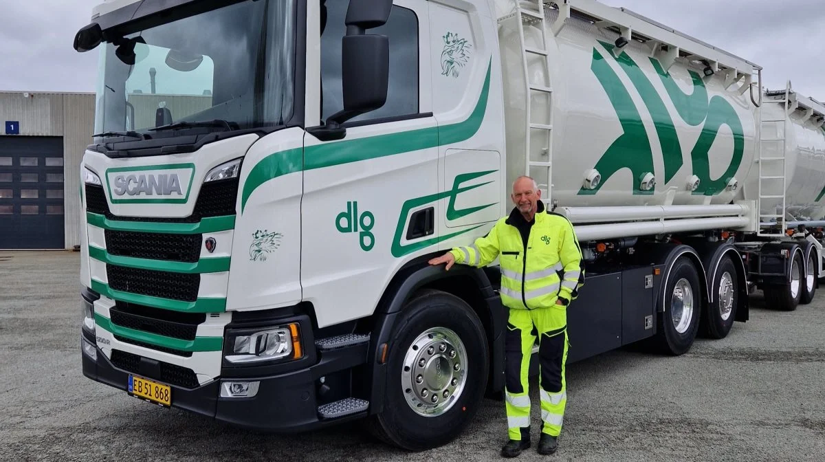 - Det er superdejligt at få et nyt køretøj, og i dette tilfælde med ny chassis, renoveret fodertank og ligeledes renoveret anhænger. Jeg mærker virkelig følelsen af ny bil, lyder det fra en glad og tilfreds Jørn Nørgård, der er chauffør i DLG. Foto: DLG