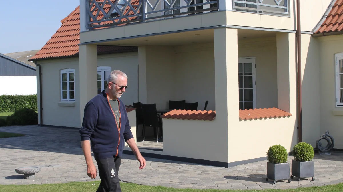 Der er smukt og velholdt på Bjarne Nygaard og fruens gård på Wedellsborgvej i Husby. Fotos: Henriette Lemvig