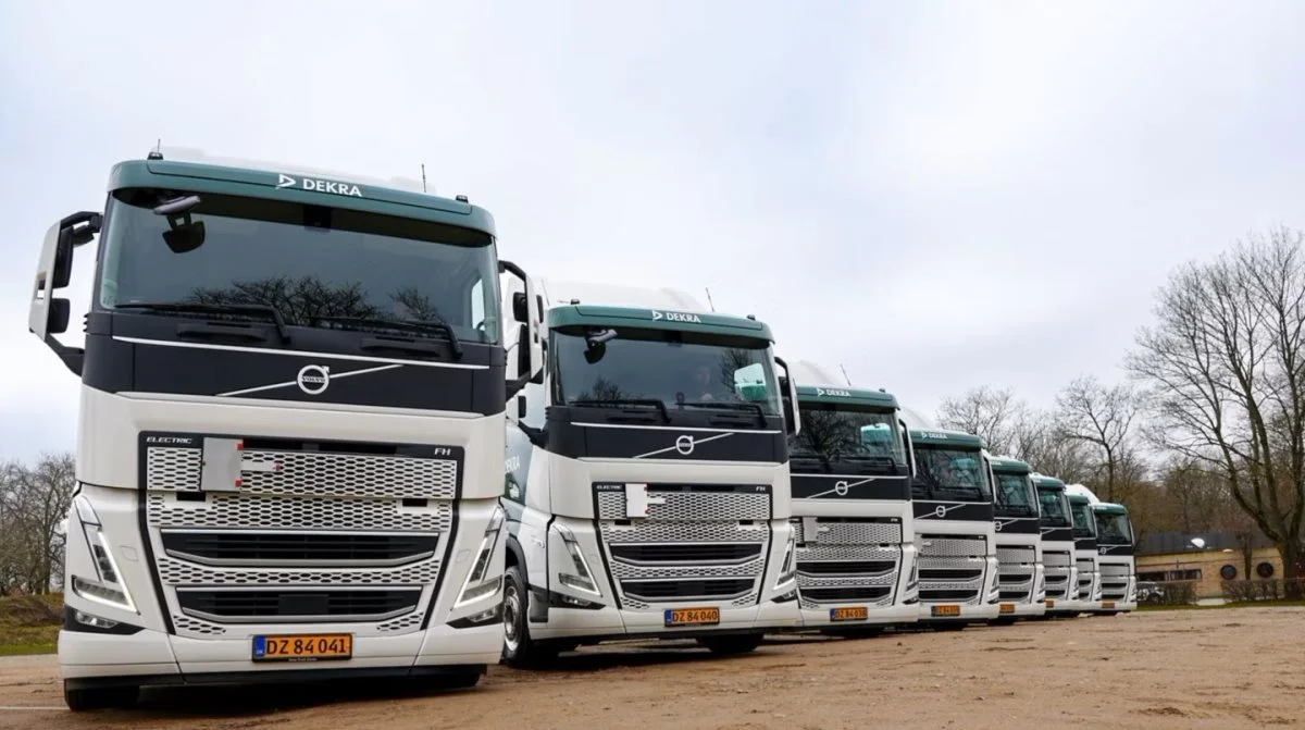 Dekra har investeret i otte spritnye el-lastbiler fra den svenske producent Volvo, der nu indgår i køreundervisningen af chauffører. Pressefoto