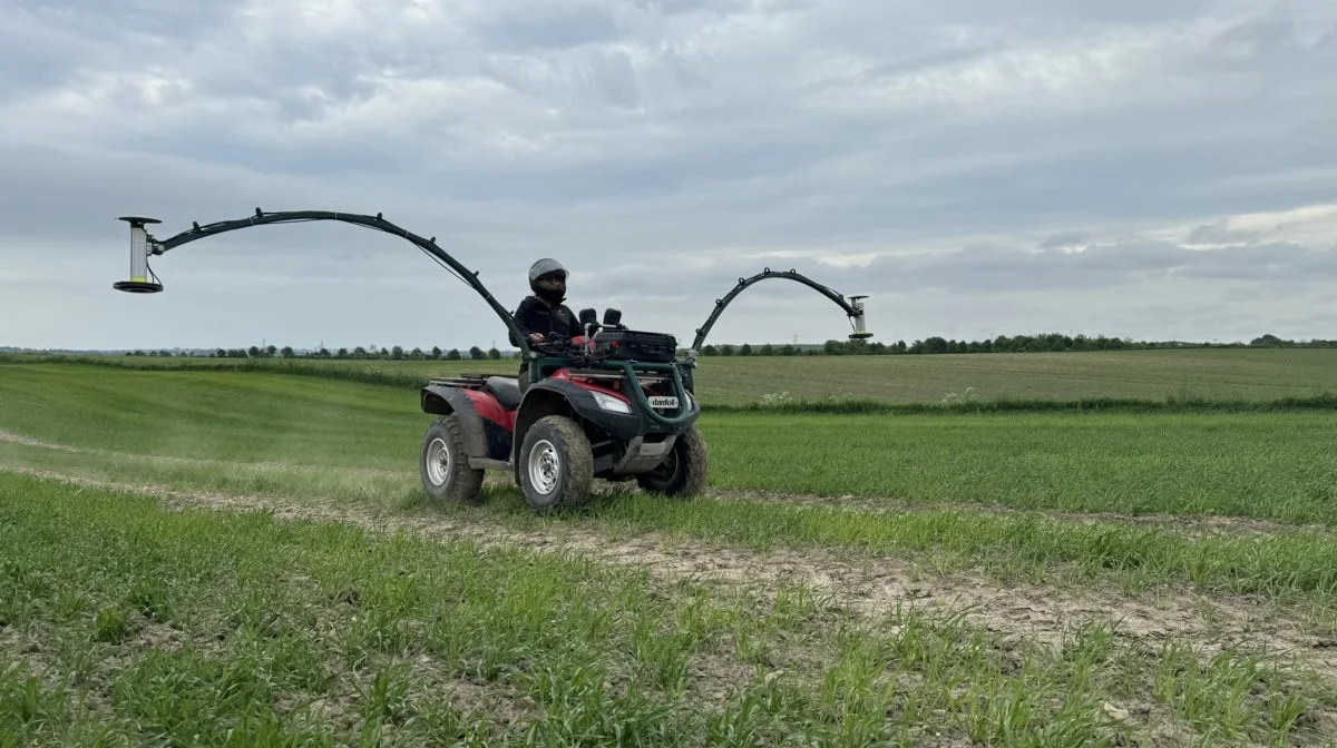 De to kameraer sidder med fem meters afstand og tager billeder for hver femte meter, mens ATV'en kører over marken med 20 til 25 kilometer i timen. Foto: Kasper Stougård