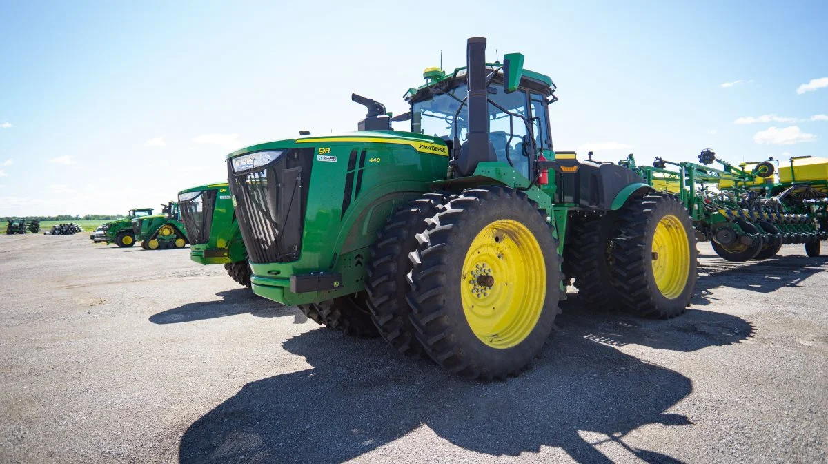 John Deere 440 med 24 rækkers såmaskine efterspændt.