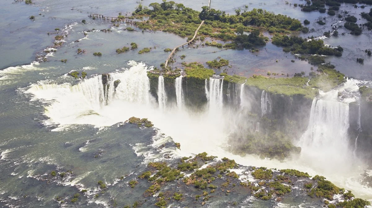 Vandfaldene ved Iguazu er nok noget af det mest storslåede, man overhovedet kan opleve på vores klode. 
